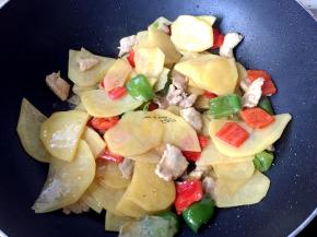 倒入肉片，加生抽调味，翻炒片刻出锅。