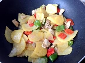 倒入肉片，加生抽调味，翻炒片刻出锅。