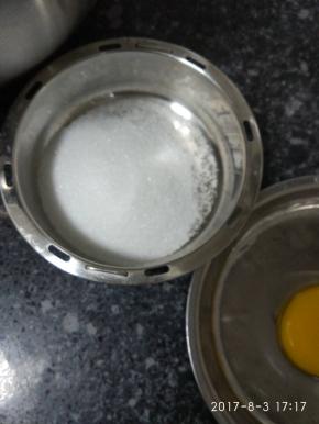 第一次加入细砂糖。