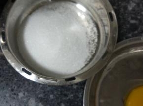 第一次加入细砂糖。