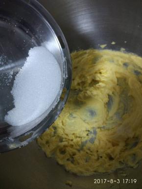 打蛋器高速打发。