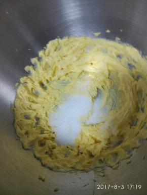 第二次加入细砂糖。