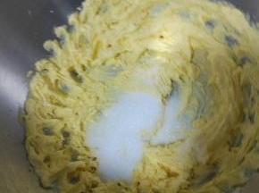 第二次加入细砂糖。