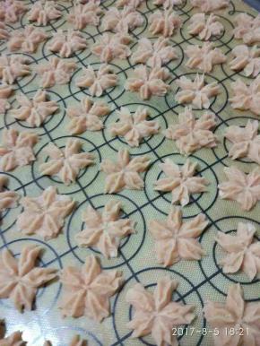 用樱花花嘴挤出形状。