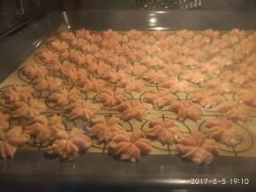 放入预热好的烤箱内烘烤。170度，上下火，15分钟。