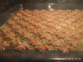 放入预热好的烤箱内烘烤。170度，上下火，15分钟。