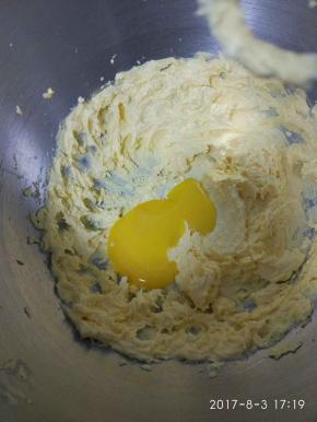 加入蛋黄。