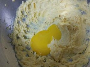 加入蛋黄。
