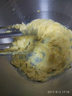 高速打发。加入过筛后的面粉，搅拌均匀，放入裱花袋内。（忘记拍照）