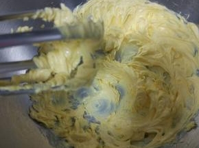 高速打发。加入过筛后的面粉，搅拌均匀，放入裱花袋内。（忘记拍照）