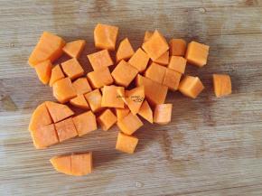 胡萝卜洗净去皮切丁