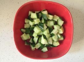 黄瓜洗净切丁