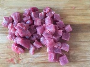 猪肉洗净切丁