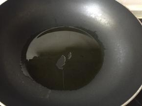 锅中少许油加热