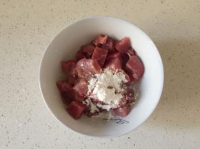 放入少许生粉，半勺料酒腌制一会