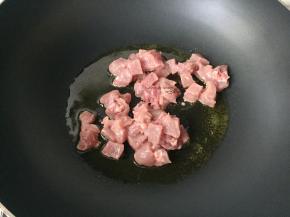 入肉丁煸炒至变色