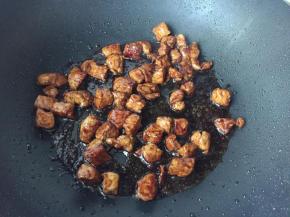 淋入少许料酒，加入生抽、老抽，翻炒匀