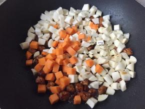 加入茭白丁、胡萝卜丁翻炒