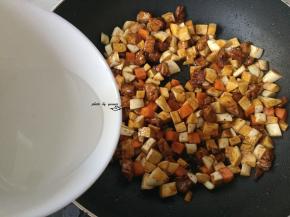 兑入少许水盖锅盖两分钟