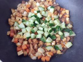 加入黄瓜丁翻炒