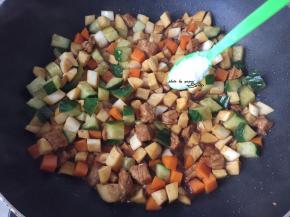 加入盐和少许糖调味，炒匀即可出锅