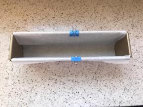 首先把屋诺模具套上油纸