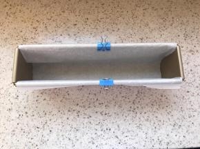 首先把屋诺模具套上油纸