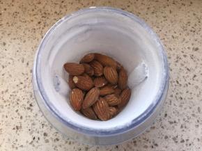 准备这种巴旦木杏仁，放入料理机中