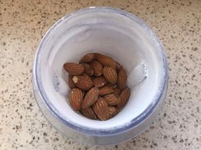 准备这种巴旦木杏仁，放入料理机中