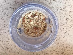 也可以放入塑料袋中，用擀面杖敲碎