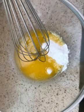 加入糖和盐搅匀