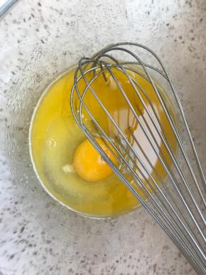 加入一只中等大小的鸡蛋