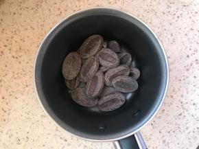 巧克力我选的是法芙娜64%的，非常浓郁适合做这款蛋糕，隔水融化巧克力