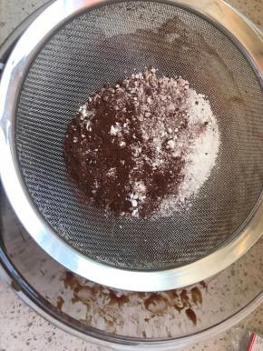 筛入可可粉和面粉