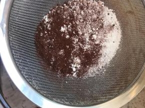 筛入可可粉和面粉