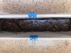 挤均匀些，不需要太厚，布朗尼大约3公分左右最合适，不需要满膜