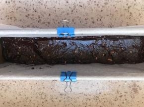 挤均匀些，不需要太厚，布朗尼大约3公分左右最合适，不需要满膜