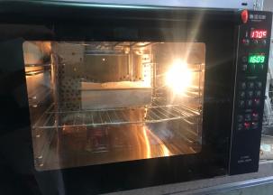 风炉170度约18分钟，普通烤箱，180度约18-20分钟，具体状态是表面结皮即可。