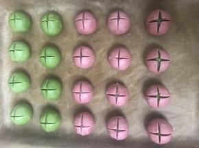 9 全部做完后，用刀在上面切开一十字型，深度达到馅料就好。