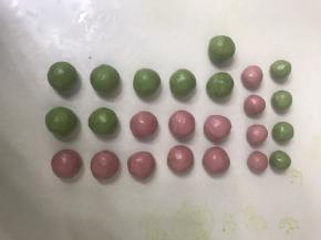 4 把油皮各分成10 份，油酥分成20 份，把油皮包上油酥