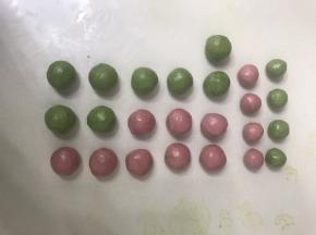 4 把油皮各分成10 份，油酥分成20 份，把油皮包上油酥