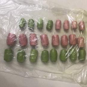 中间向二头擀开，从上向下卷起。
6 调转方向，接口向上用手掌压扁，从中间向二头擀开，从上向下转好，收口朝下，全部做完盖上保鲜膜松弛30 分钟。