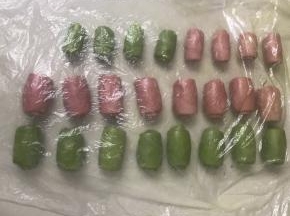 中间向二头擀开，从上向下卷起。
6 调转方向，接口向上用手掌压扁，从中间向二头擀开，从上向下转好，收口朝下，全部做完盖上保鲜膜松弛30 分钟。