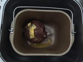 加入软化的黄油，再次和面30分钟