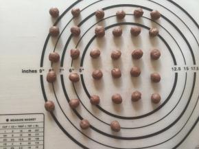 将剩下的面团平均分成每个一克，搓圆，盖上保鲜膜