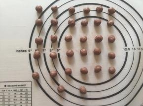 将剩下的面团平均分成每个一克，搓圆，盖上保鲜膜