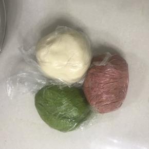 2 把油酥材料用手揉均匀，同样用保鲜膜包起来松驰1 小时以上。