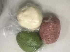 2 把油酥材料用手揉均匀，同样用保鲜膜包起来松驰1 小时以上。
