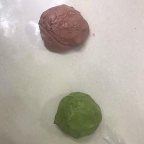 1 先把油皮材料，放入面包机桶里揉一个程序，拿出来一分为二，分别加入红曲粉和抹茶粉，揉均匀用保鲜膜包起来松驰1 小时以上。