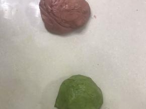 1 先把油皮材料，放入面包机桶里揉一个程序，拿出来一分为二，分别加入红曲粉和抹茶粉，揉均匀用保鲜膜包起来松驰1 小时以上。